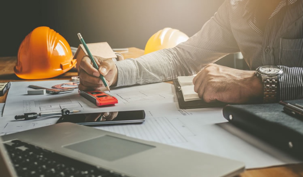 Técnico realizando mantenimiento preventivo